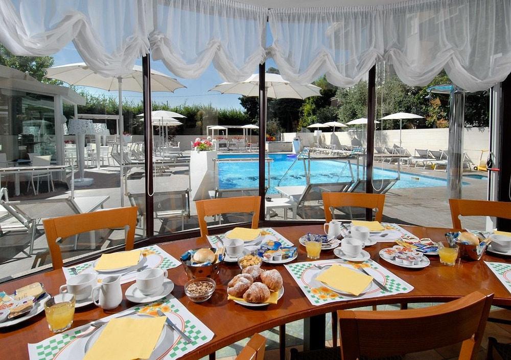 Hotel Pacific Cattolica Eksteriør bilde